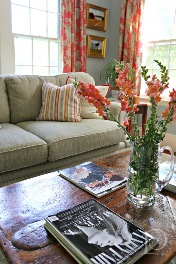 historic-hingham-family-room-bouquet